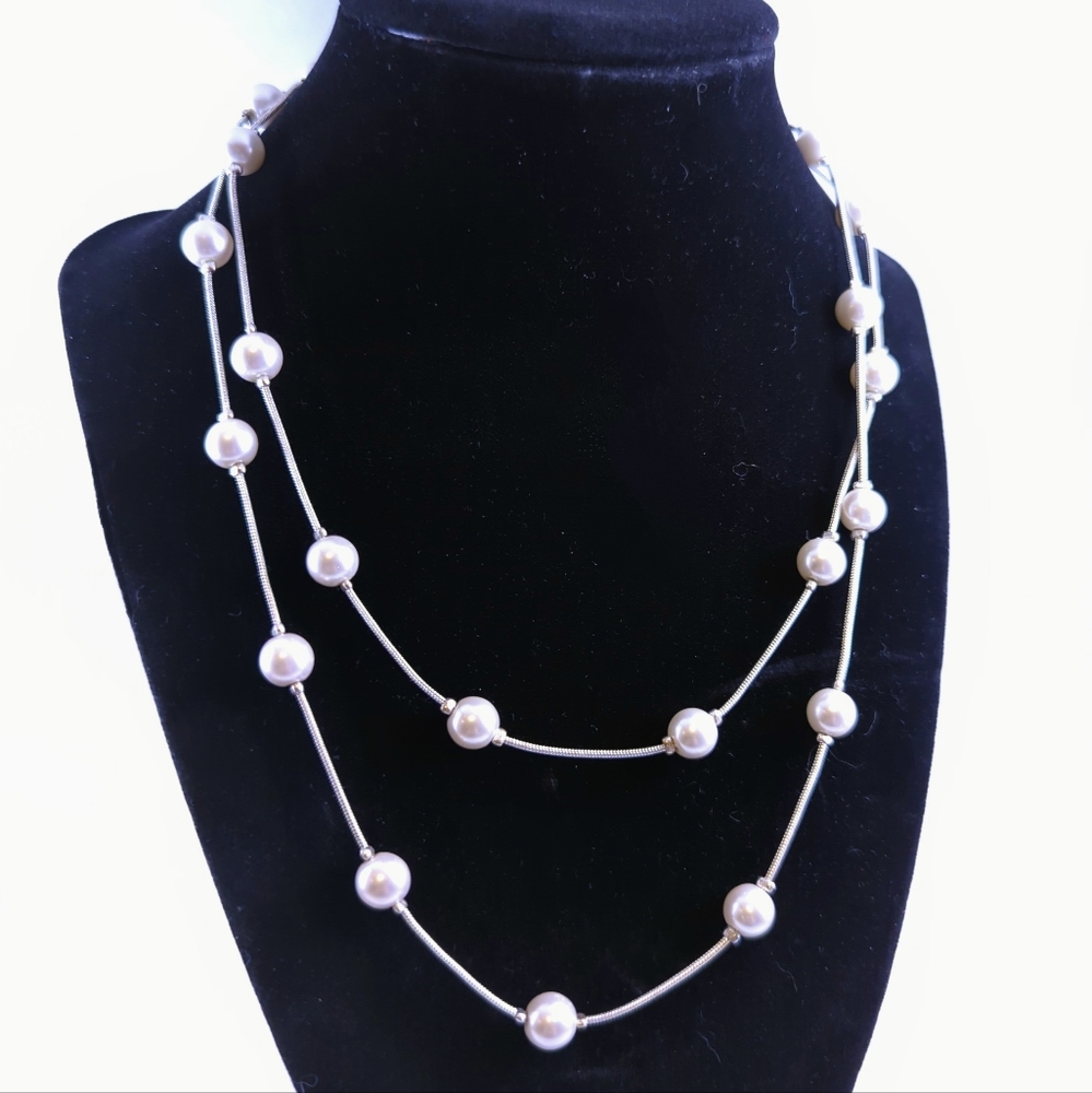 Necklace with spaced out faux pearls